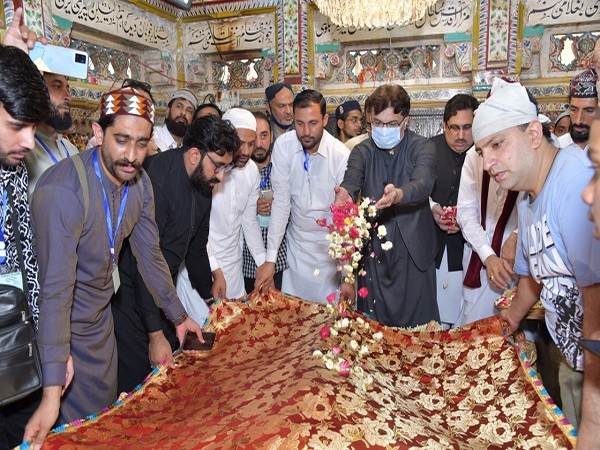 Pakistani delegation pays respects at Hazrat Nizamuddin shrine in New Delhi