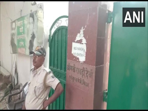 Police presence outside the Patna residence of former Bihar CM Rabri Devi as CBI conducts raids at multiple locations of Lalu Yadav. (Photo/ANI)
