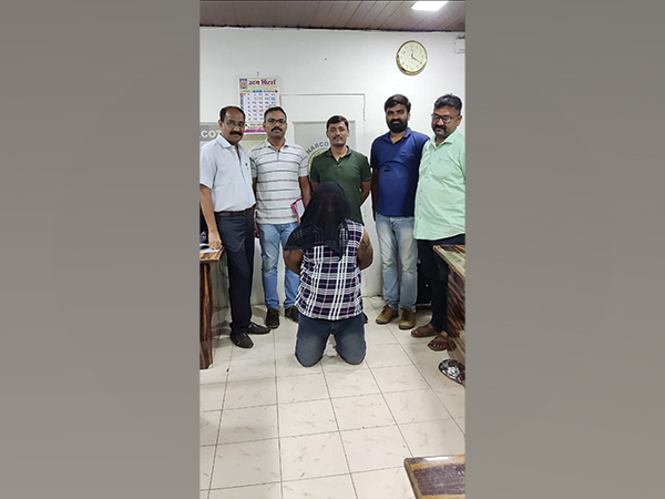 Bandra's anti narcotics cell with Nigerian drug peddler (Photo/ANI)