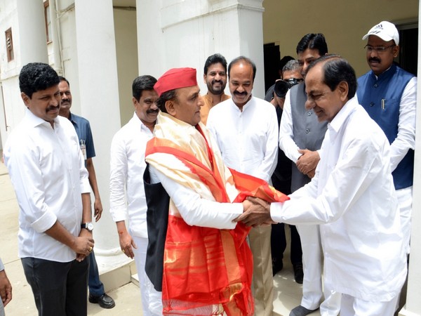 Telangana CM K Chandrashekar Rao meets SP chief Akhilesh Yadav in Delhi (Photo:Twitter/Telangana CMO)