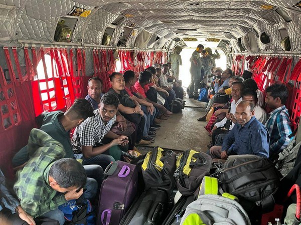 People stuck in Assam floods being recued by IAF (Photo/Twitter@IAF)