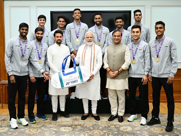 PM Narendra Modi with Indian shuttlers after winning Thomas Cup 2022