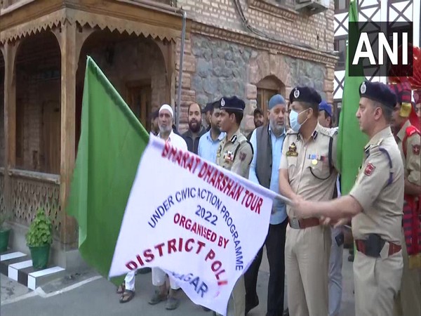 Jammu and Kashmir police flagging off Bharat Darshan Tour 2022