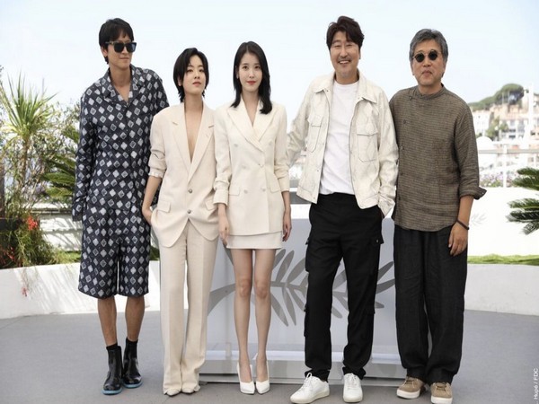 Song Kang-Ho, Lee Ji-eun, Lee Joo-young, Gang Dong-Won and director Hirokazu Koreeda 