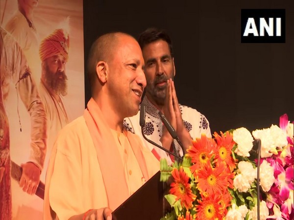 Yogi Adityanath, Akshay Kumar (Image source: ANI)