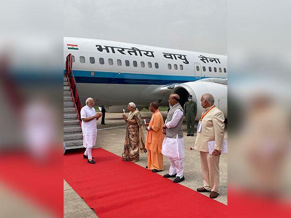 PM Modi reaches Lucknow (Photo: PM Modi's Twitter)
