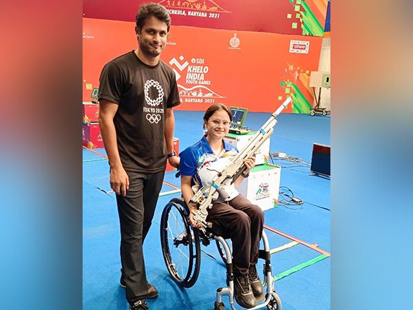 Avani Lekhara with her coach (Photo/Avani Lekhara-Twitter)