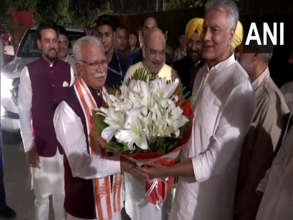 Union Home Minister Amit Shah meets Sunil Jakhar in Panchkula (Photo:ANI)
