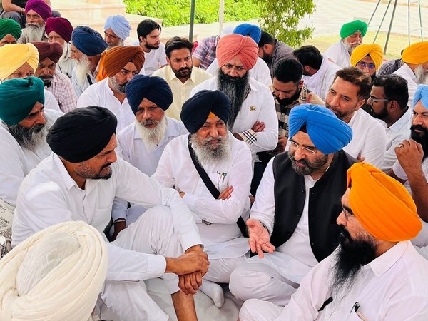 BJP leader Manjinder Singh Sirsa (second from right) meeting Singer Sidhu Moose Wala's family in Mansa