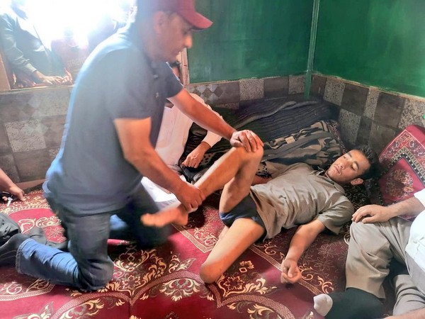 Union Ministry reaches out to 'divyang' named Parvaiz in J-K's Kupwara (Photo:Twitter/ Pratima Bhoumik)