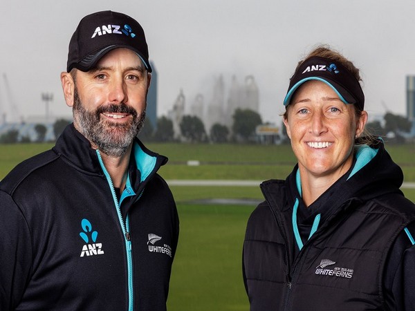 NZ's captain Sophie Devine and coach Ben Sawyer (Photo: Twitter/White Ferns)
