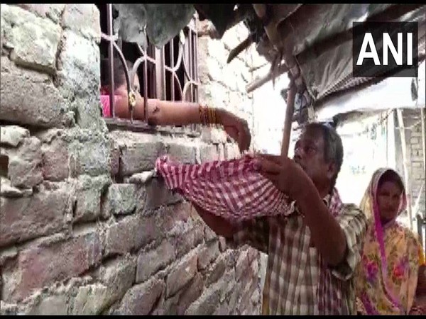 A visual of the Bihar couple begging (Photo/ANI)