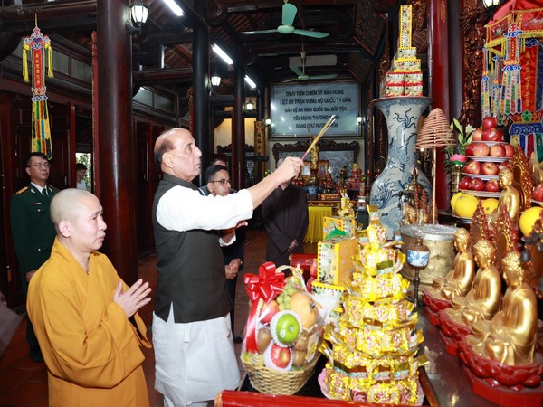 Defence Minister Rajnath Singh visits oldest Buddhist temple Tran Quoc Pagoda in Hanoi (Photo: Twitter@rajnathsingh)