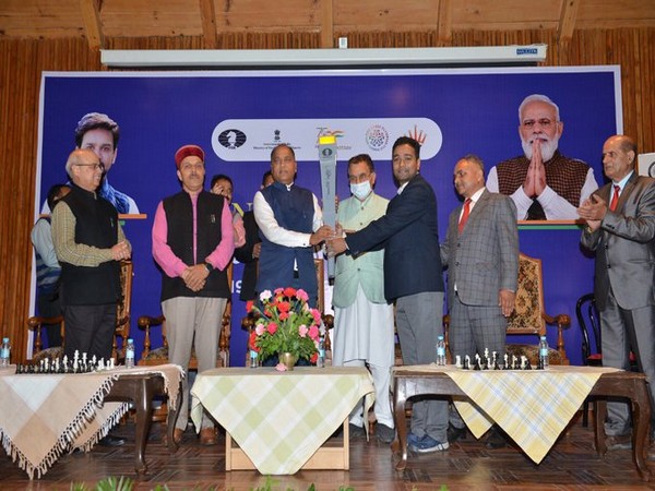 Himachal Pradesh Chief Minister Jairam Thakur receives the torch from Grandmaster Deep Sengupta (Photo/Jairam Thakur-Twitter)