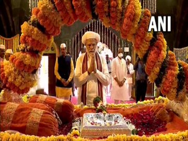 Prime Minister Narendra Modi offers prayers at Sant Tukaram temple in Pune. (Photo/ANI)