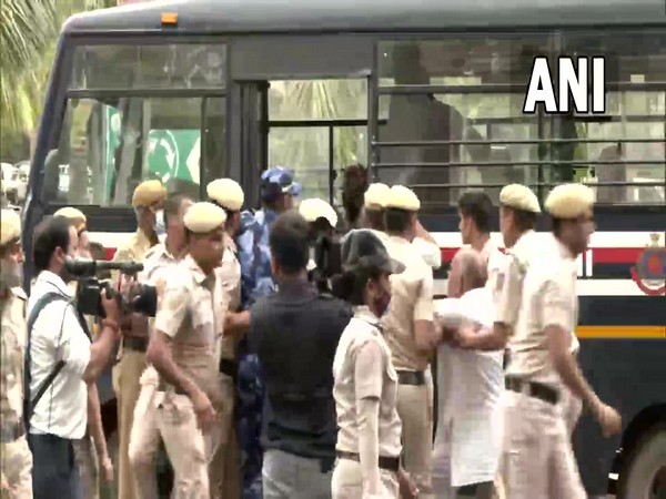 Delhi Police detain Congress leaders on Tuesday. (Photo/ANI)