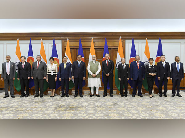 PM Modi interests with Foreign Ministers, representatives of ASEAN countries (Photo: Twitter/@narendramodi)