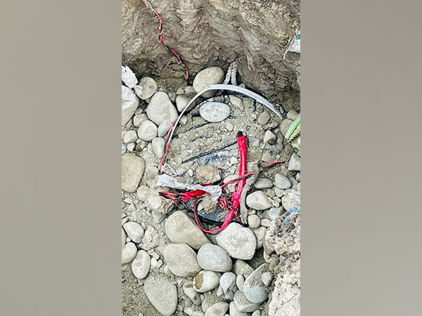 Security forces find a suspicious object believed to be an IED at Kutta Mod Pattan in north Kashmir's Baramulla District. (Photo/ANI)
