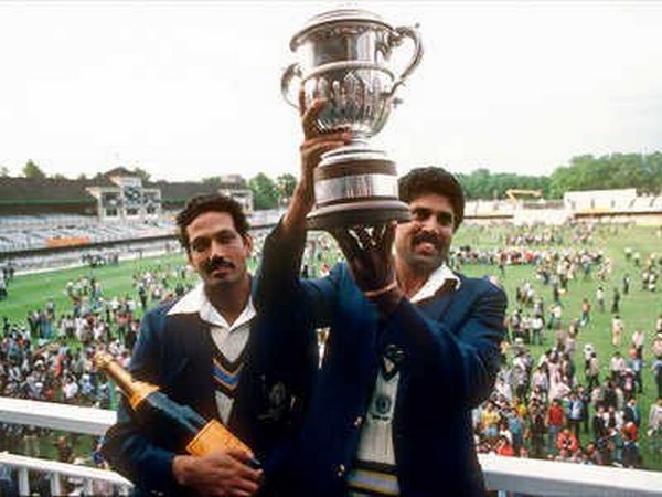 Kapil Dev holding the World Cup Trophy (Photo: Virender Sehwag/ Twitter)