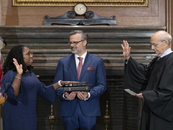 Ketanji Brown Jackson taking oath as an associate justice of the US Supreme Court (Image Credit: Twitter)