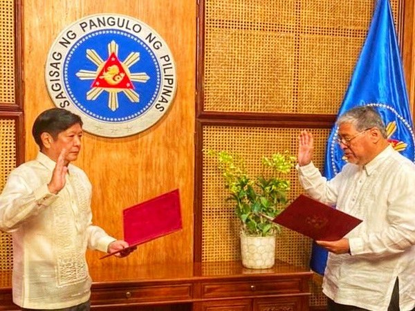 Philippines Ambassador Enrique A. Manalo taking oath as Secretary of the Department of Foreign Affairs (Image Credit: Twitter)