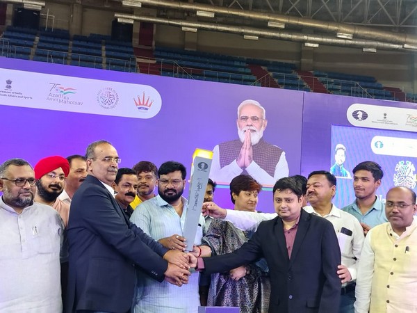 Sports Minister of Jharkhand, Hafizul Hassan receiving the Torch (Photo/SAI Media-Twitter)