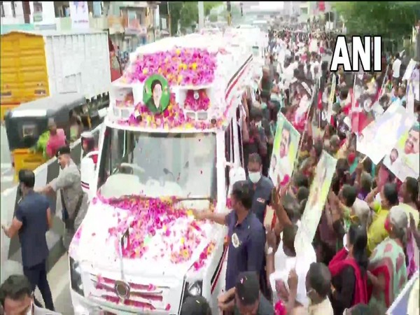 Ahead of Madras HC verdict, EPS supporters flood roads in Chennai (Photo:ANI)