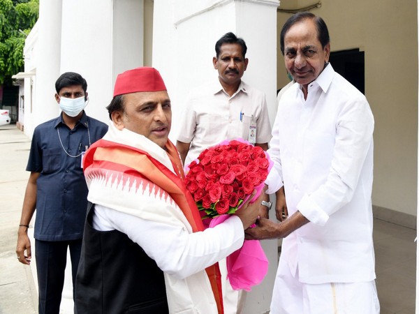 KCR meets Akhilesh in Delhi, discusses 'national issues' (Photo:Twitter/TRS Party)