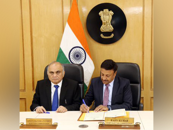 ECI signed 'Certification of the Election of Shrimati Droupadi Murmu as the next President of India' (pic Credit: Election Commission of India Twitter)