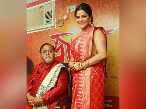 Arpita Mukherjee with West Bengal Commerce and Industry Minister Partha Chatterjee (Image /Twitter)