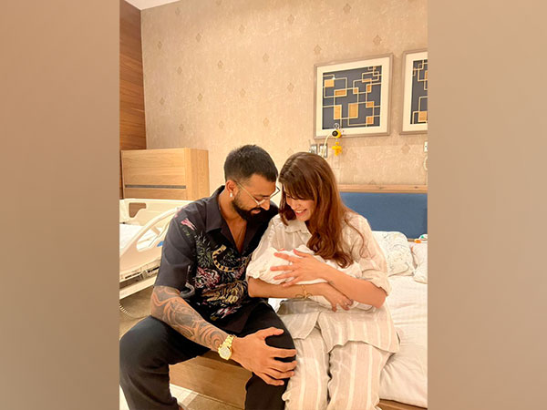 Krunal Pandya with his wife and son (Photo: Krunal Pandya/ Twitter)