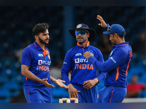 Shikhar Dhawan with Team India (Photo/ICC-Twitter)