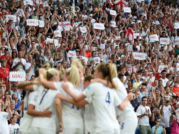 England team celebrating (Photo: Twitter/UEFA Women's Euro 2022)