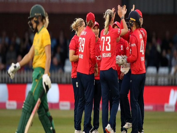 England Team celebrating (Photo: Twitter/England Cricket)