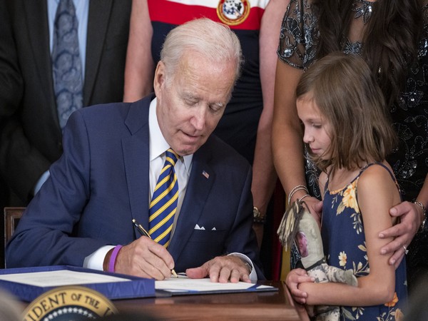 Biden signing PACT Act (Image Credit: Twitter/@POTUS)