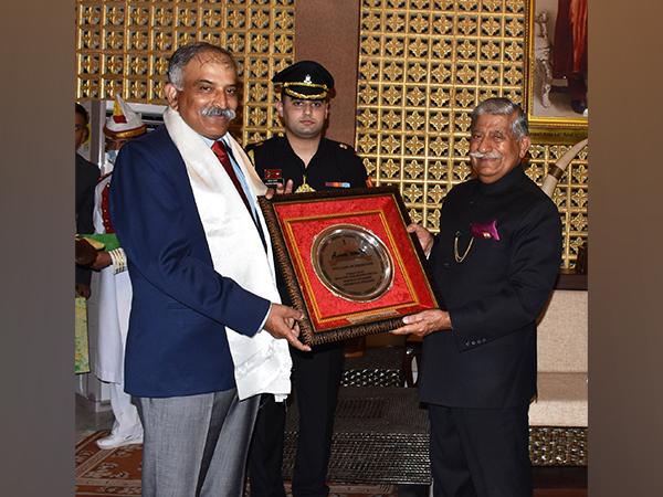 Lieutenant General Rana Pratap Kalita calls on Governor of Arunachal Pradesh Brig. (Dr) BD Mishra (Retd.) (Photo:Twitter/PRO Defence Tezpur)