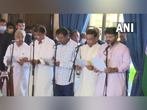 Nine ministers take oath in Kolkata (Photo/ANI)