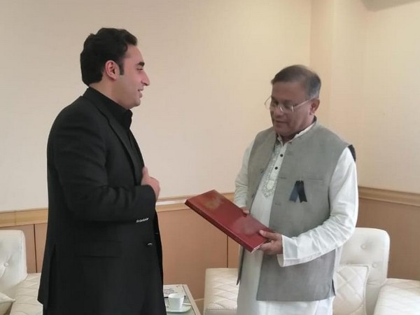 Pakistani Foreign Minister Bilawal Bhutto Zardari and Bangladesh Information and Broadcasting Minister Dr Hasan Mahmud (Photo Credit: Twitter)