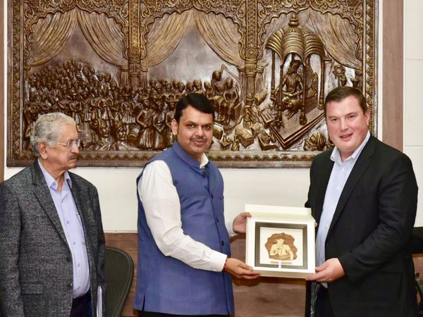 Chief Minister Devendra Fadnavis meets Honeywell VP Ken West in Vidarbha (Picture courtsey: Maharahtra CMO Twitter)