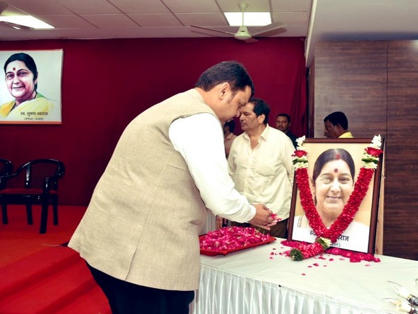 Maharashtra Chief Minister Devendra Fadnavis paying tributes to late Sushma Swaraj (File photo)