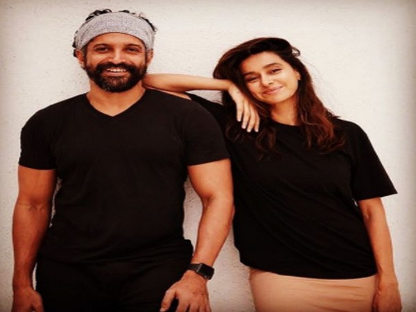 Actor Farhan Akhtar with girlfriend and singer Shibani Dandekar (Image Source: Instagram)