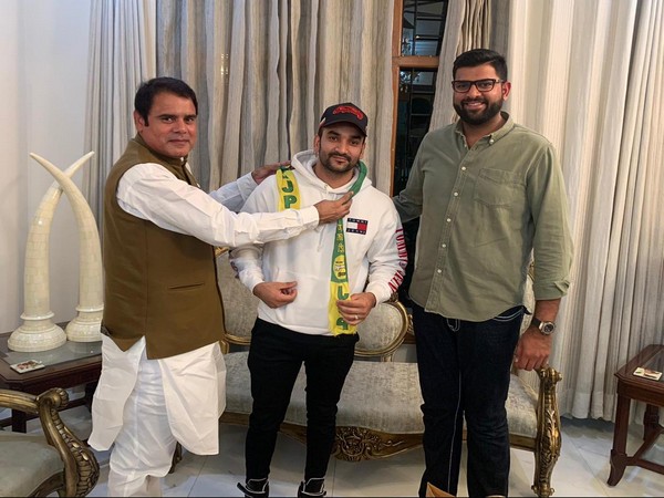 Fazilpuria (centre) was inducted into the JPP in the presence of Digvijay Chautala, right, and Mohsin Choudhary in Chandigarh on Friday. Photo/ANI 