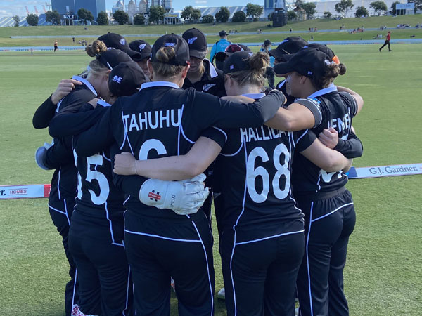 New Zealand team in a huddle (Photo/ White Ferns Twitter)