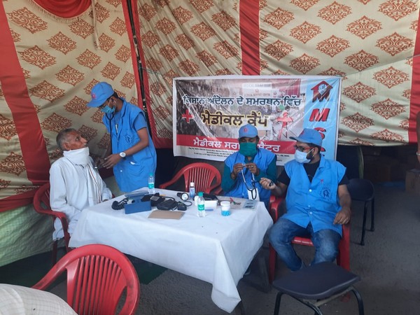 Volunteers checking on the farmers protesting at Singhu border in Delhi (Photo/ANI)
