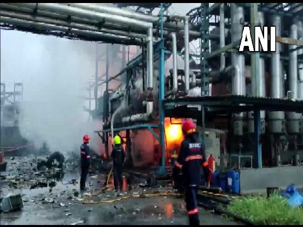 Fire breaks out at Jakharia Fabric Ltd (Photo/ANI)