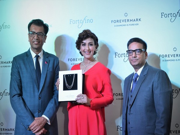 Sachin Jain, President Forevermark, Sonali Bendre & Sanjiv Talla, CMD, Fortofino launch the Forevermark flagship store in Chandigarh