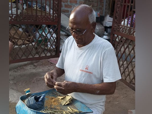 Former MP Ram Singh Ahirwar making 'beedi'. Photo/ANI