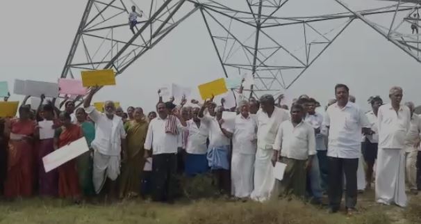 Farmers protesting against power grid construction at Nandigama Mandal in Krishna district. on Wednesday. Photo/ANI