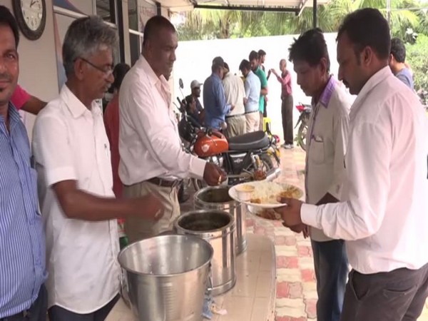 Free food being distributed at the petrol pump in Vadodara. Photo/ANI