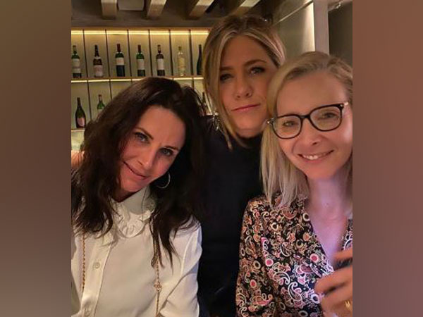 Sitcome 'Friends' actors Jennifer Aniston, Lisa Kudrow and Courteney Cox (Image Source: Instagram)